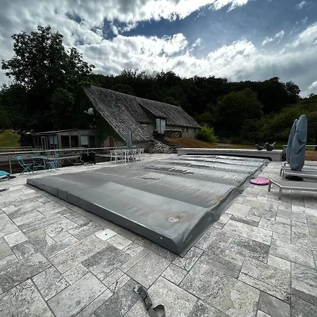 Holiday home Belle Maison De Avec Piscine Chauffee Tremouille (Cantal)